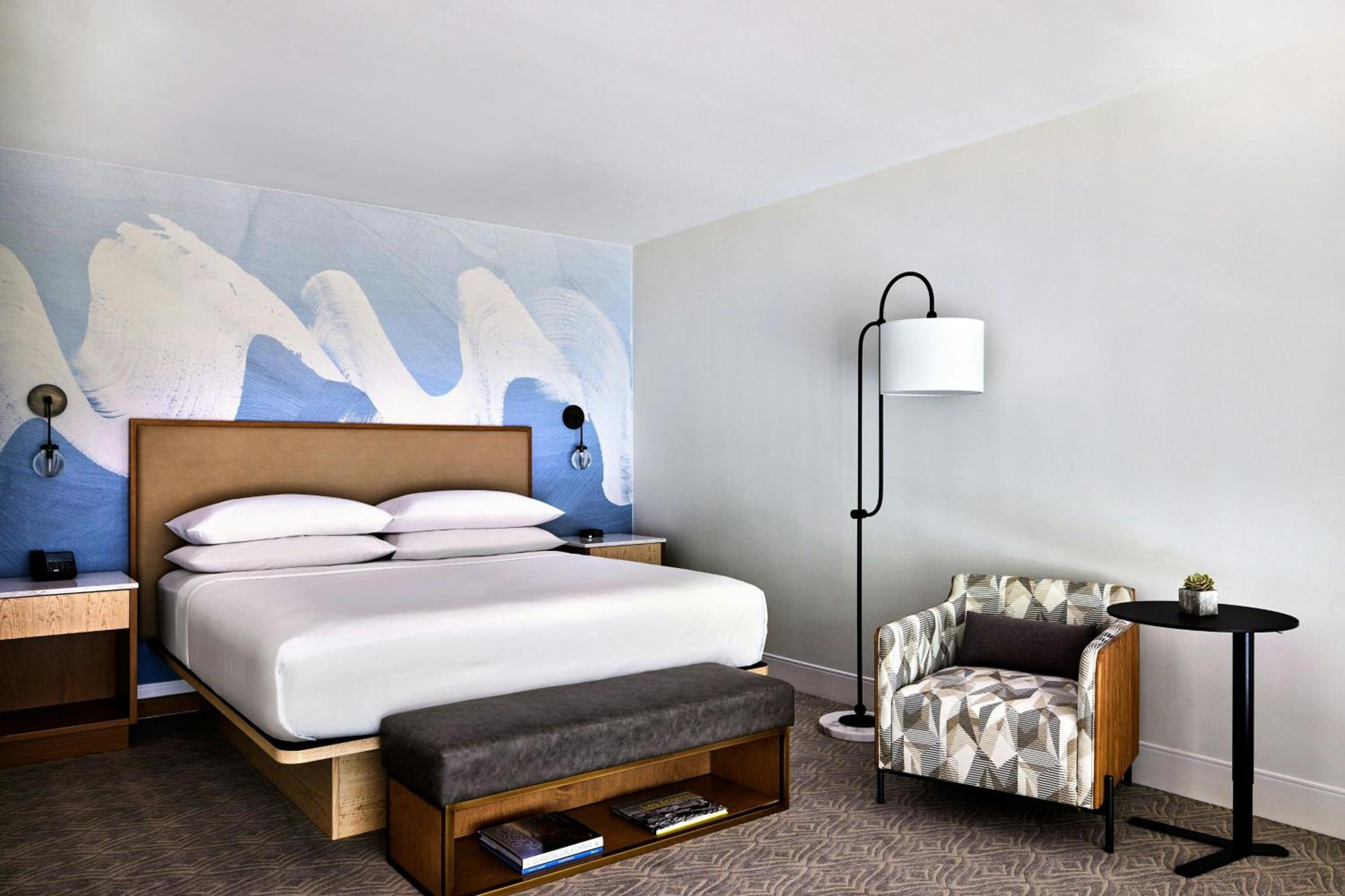 Bi Level, Loft, Suite, Lounge Access