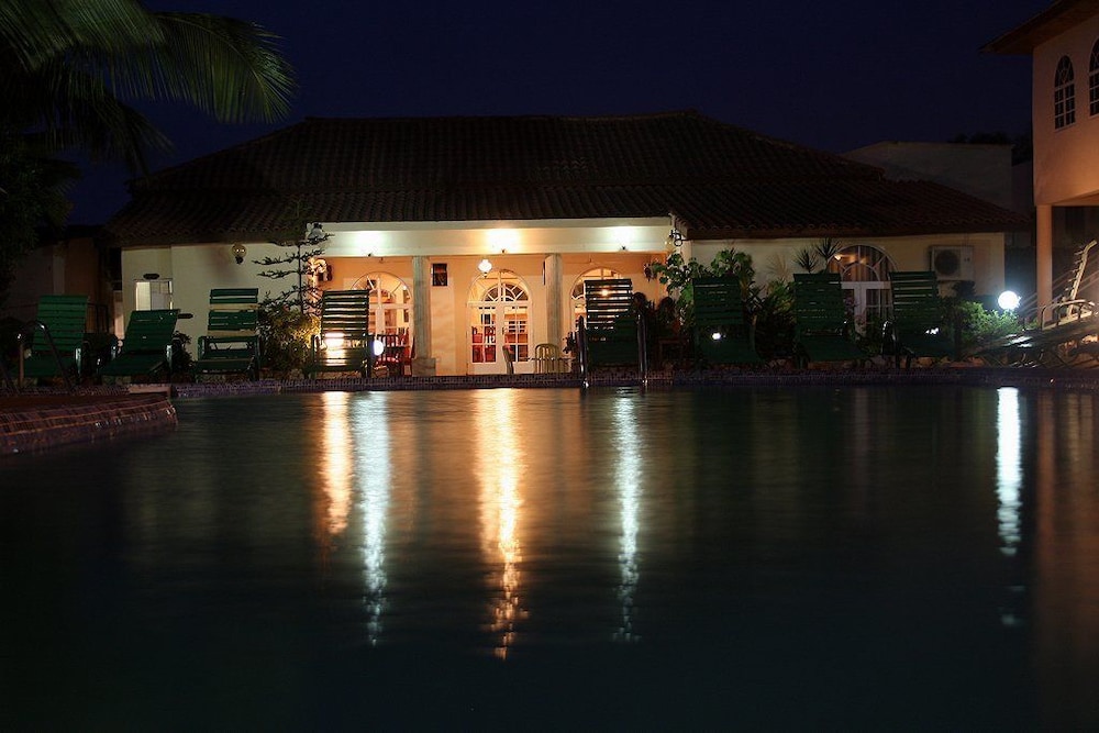 Seaview Garden Hotel in SERREKUNDA