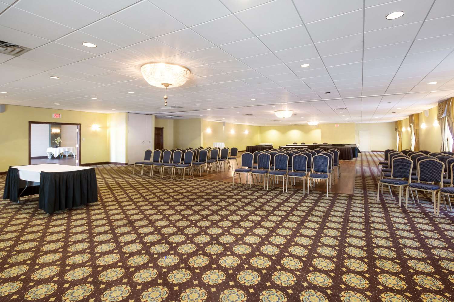Exton Hotel And Conference Center 34/39