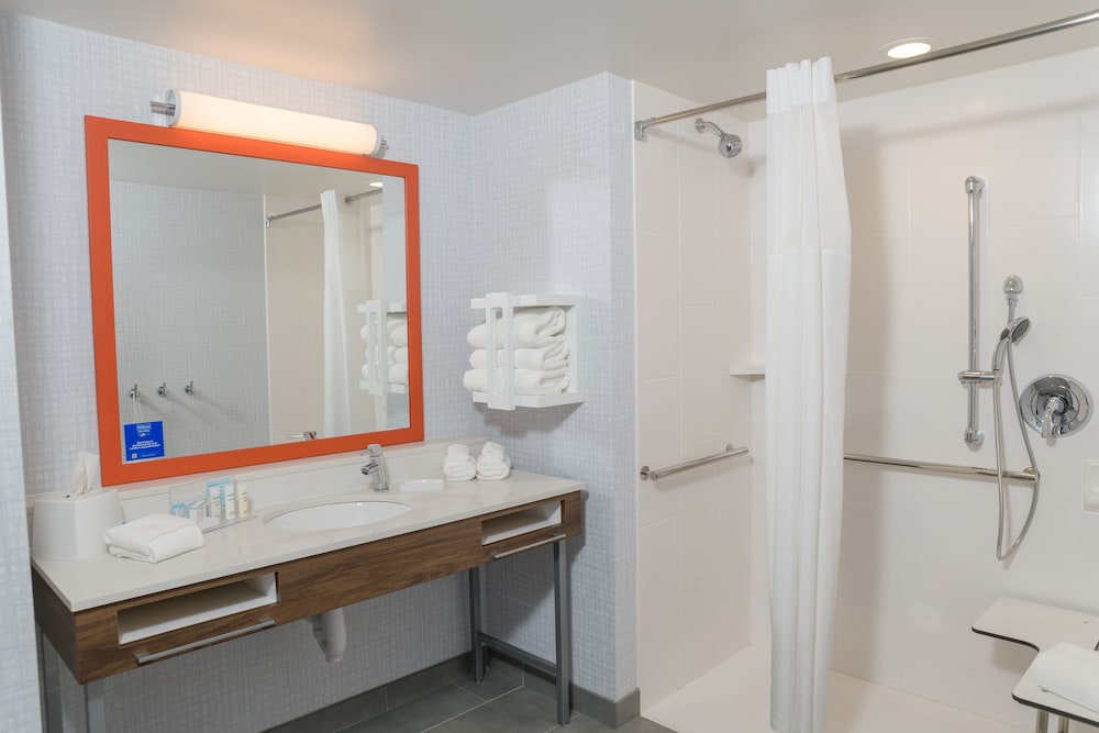 Hampton Inn & Suites Erie Bayfront 20/54