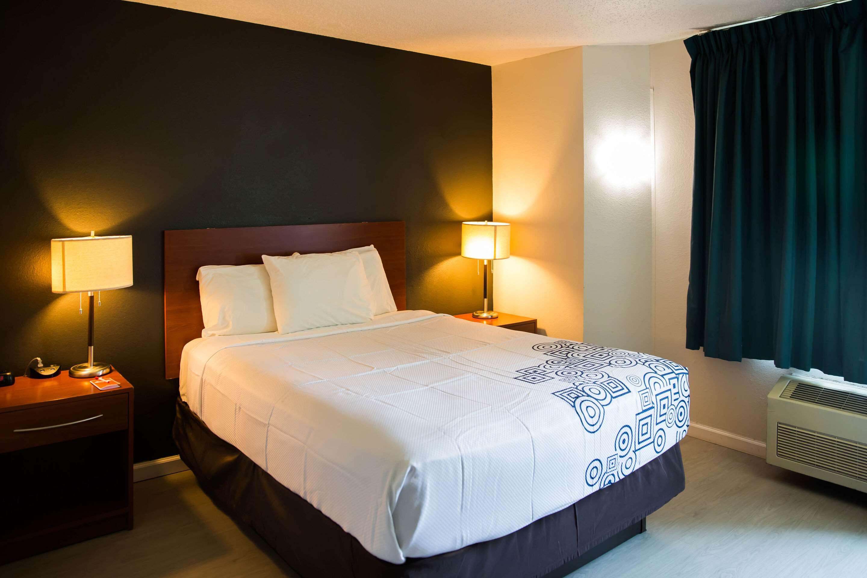 ROOM, QUEEN BED