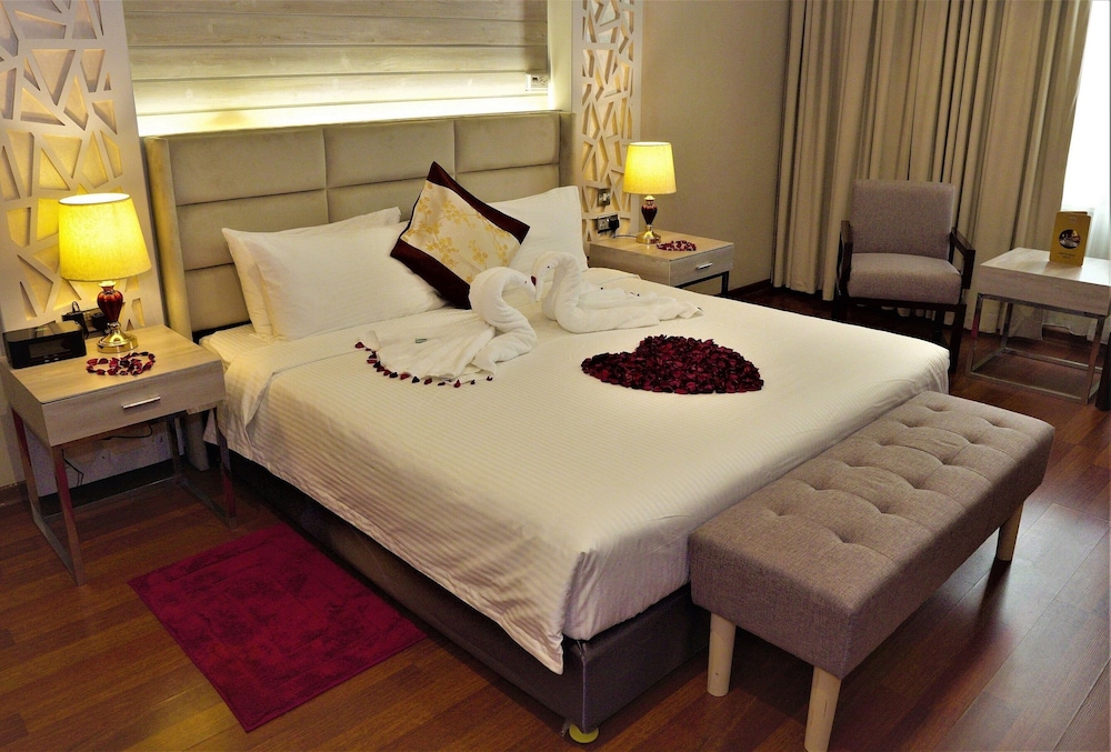 DELUXE, KING BED