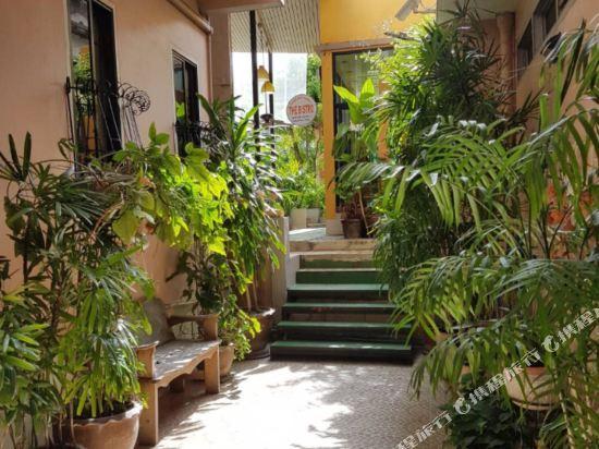 Sansabai House Hotel 47/49