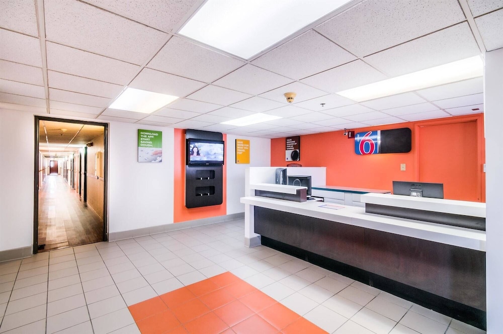 Lobby at Motel6 Lansing, IL - Chicago South, LANSING - IL