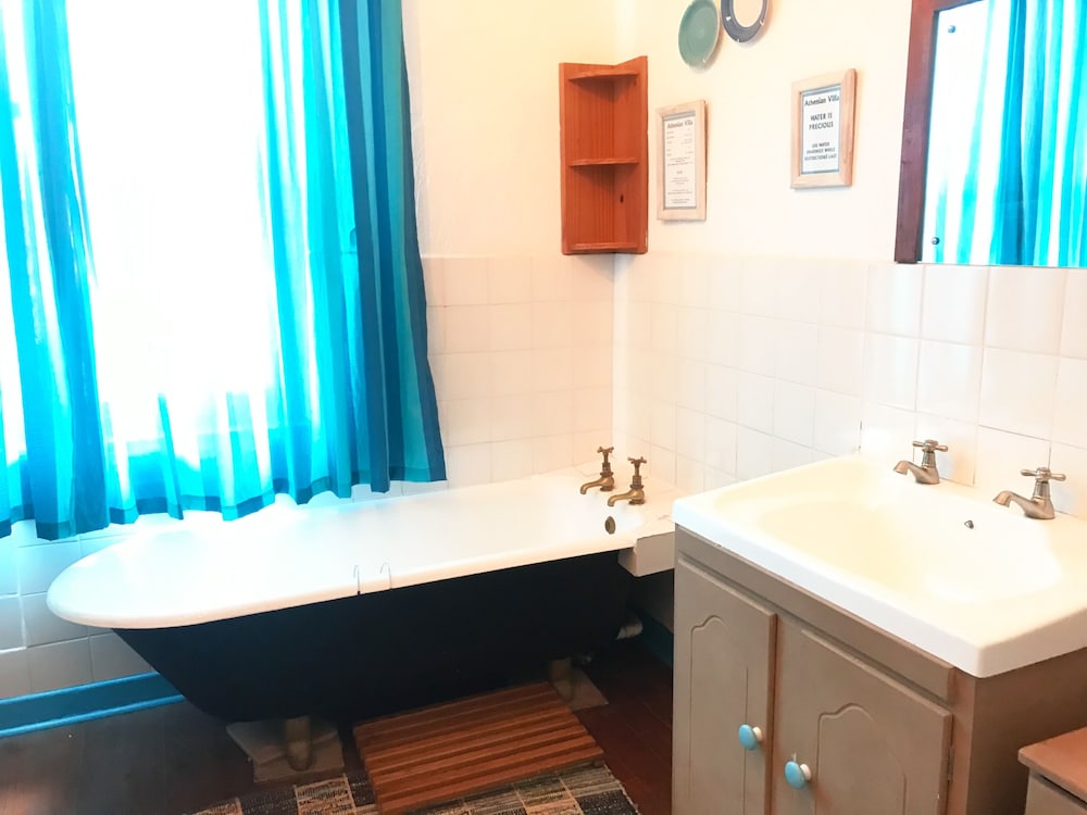 Athenian Villa 45/50