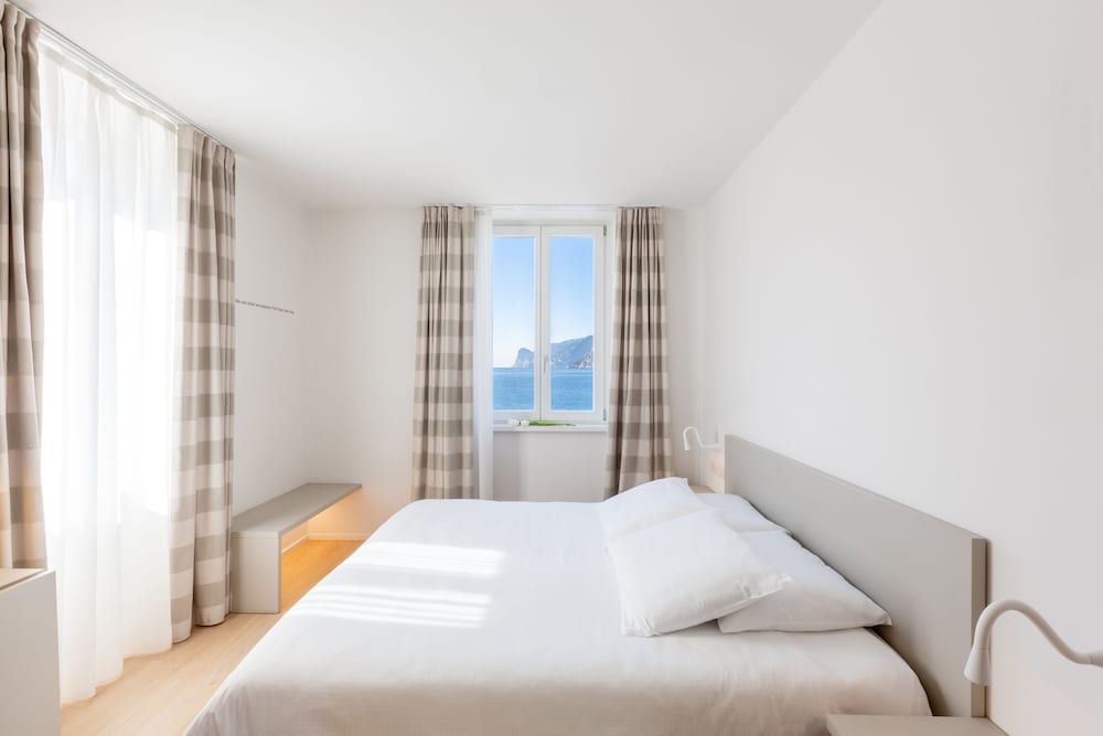 STANDARD, TRIPLE, LAKE VIEW