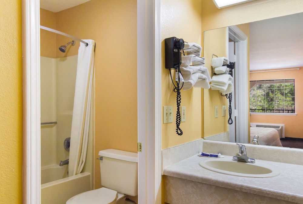 Americas Best Value Inn Darien 21/38