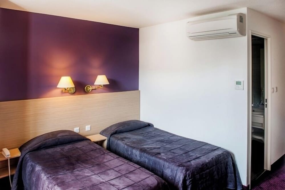ROOM, DOUBLE OR TWIN BED