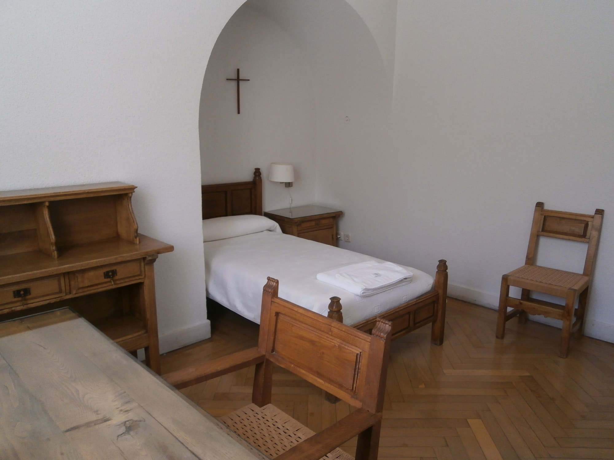ROOM, SINGLE, SHARED BATHROOM