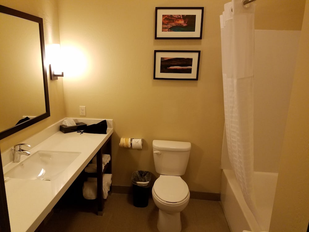 Comfort Inn and Suites Vernal National Monument Area 24/42
