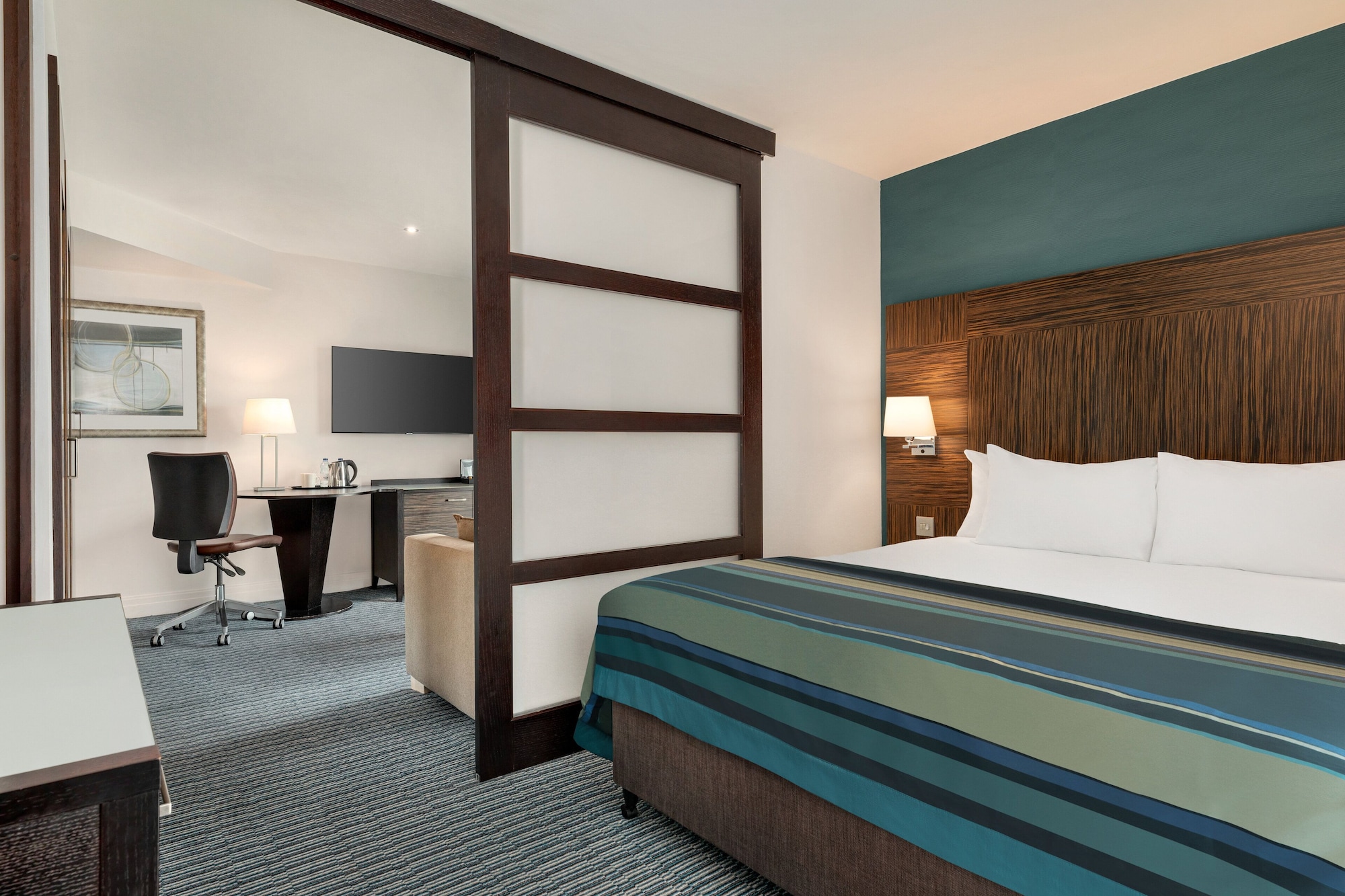 جناح بسرير كينج بغرفة نوم واحدة مع أريكة بمطبخ صغير، Holiday Inn Birmingham Airport 2/4