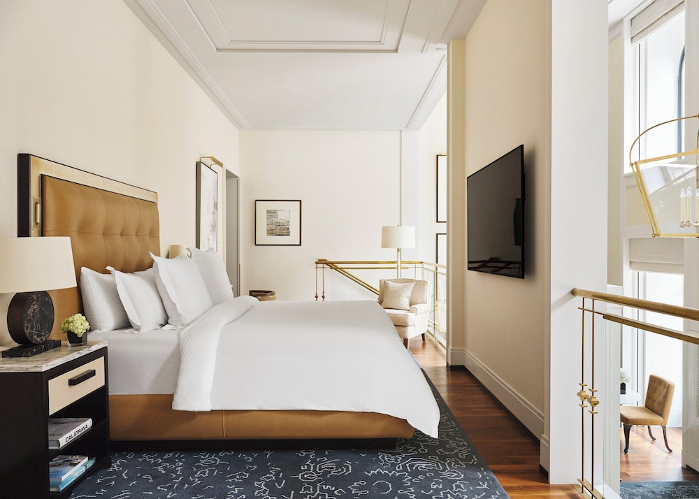 SUITE, KING BED
