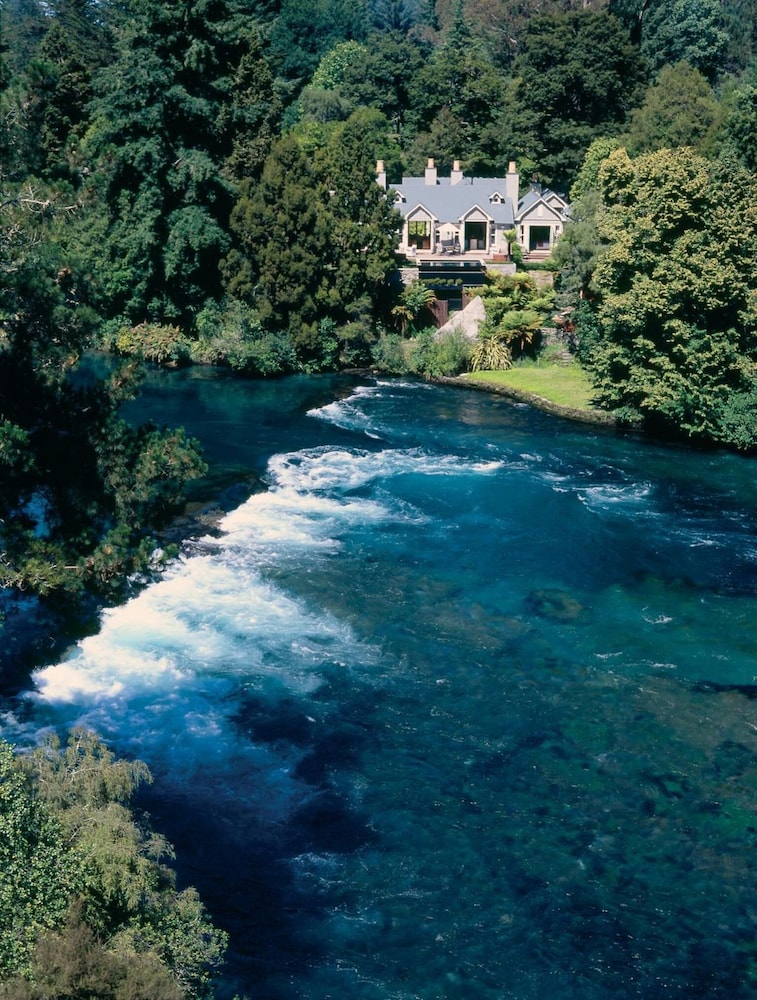HUKA LODGE 48/66