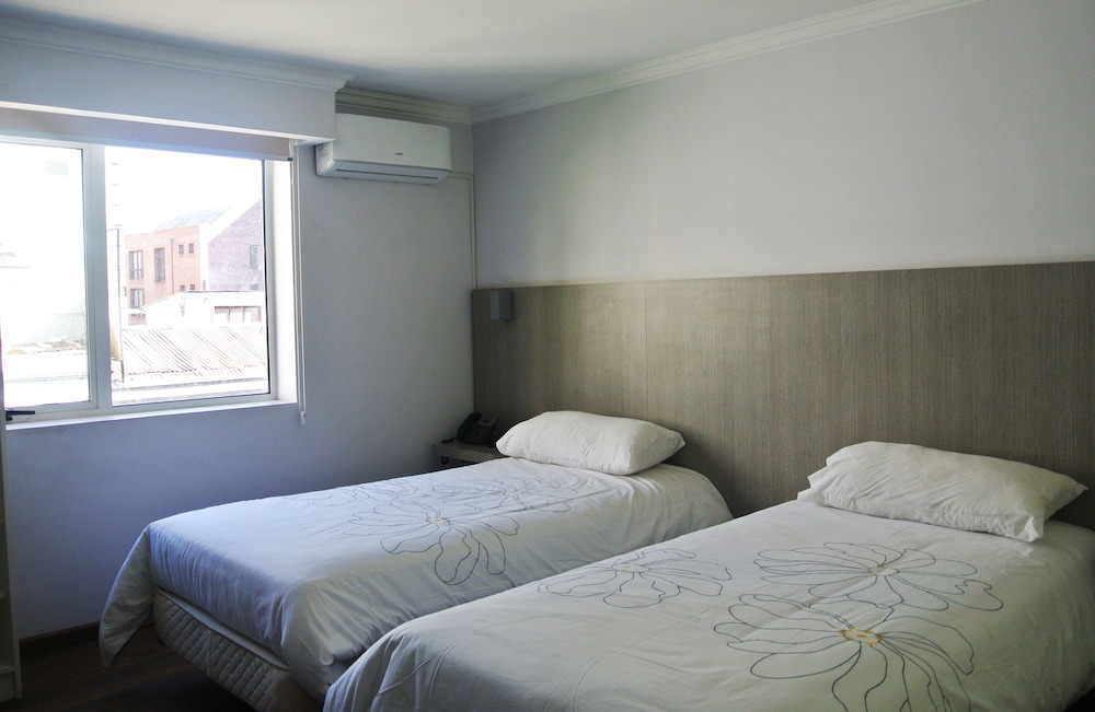 ROOM, TWIN BEDS