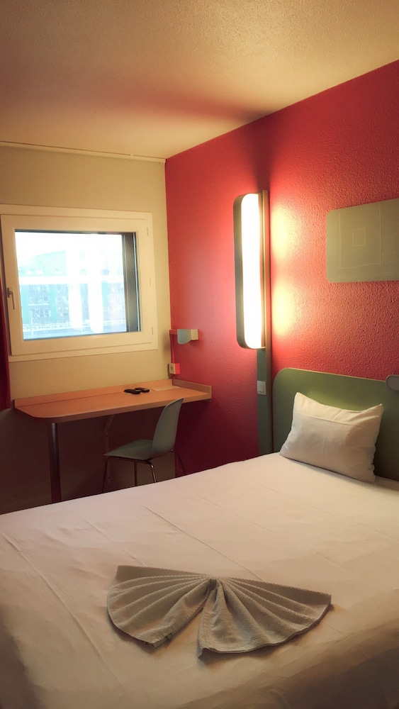 ROOM, DOUBLE BED
