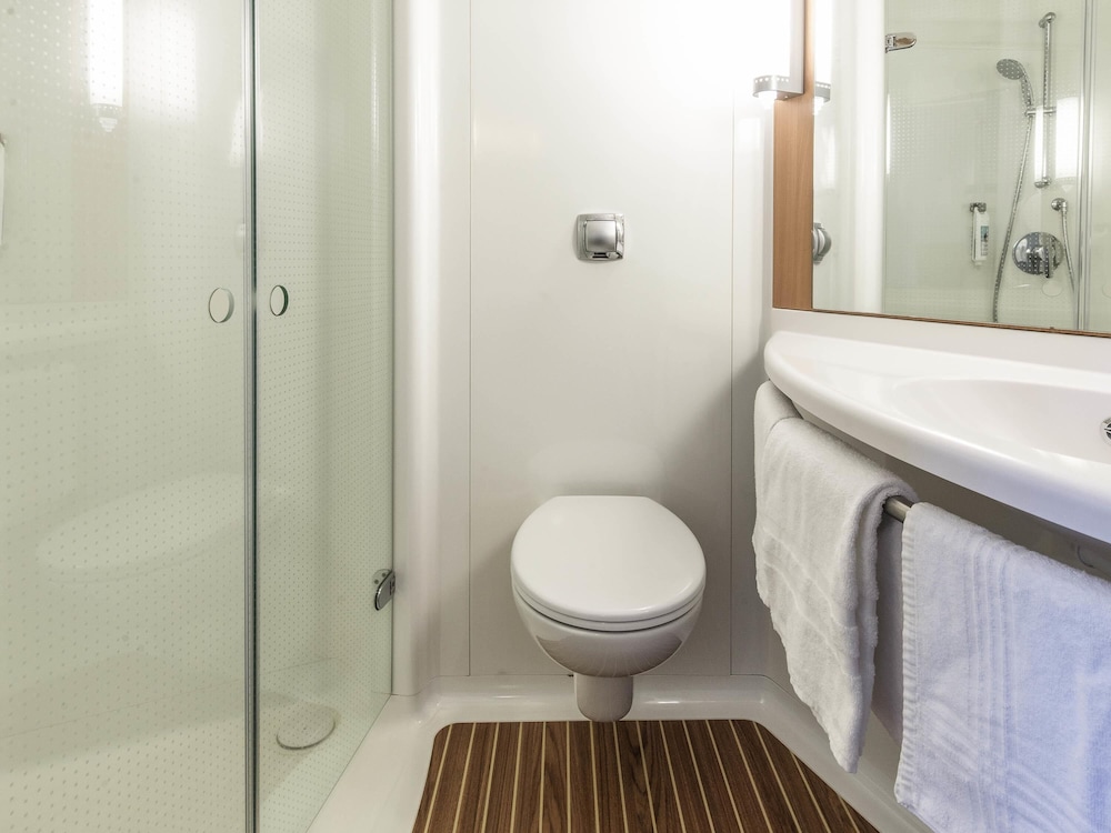 Ibis Issoire 53/57