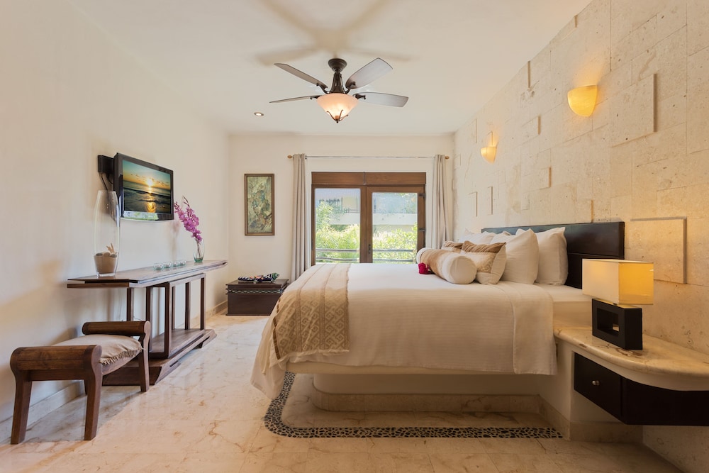 El Taj Oceanfront & Beachside Condo Hotel 58/74