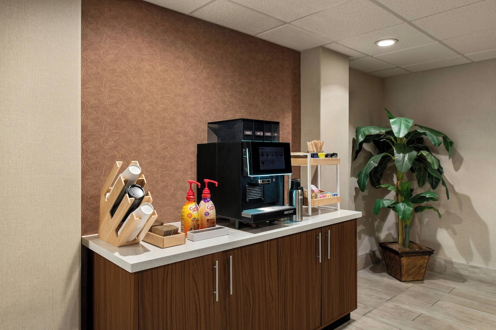 Holiday Inn Express Suites Rancho Cucamonga 7/57