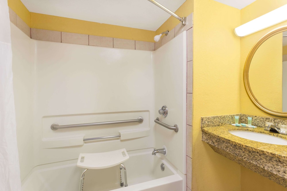 Howard Johnson by Wyndham Orlando/International Drive 34/34