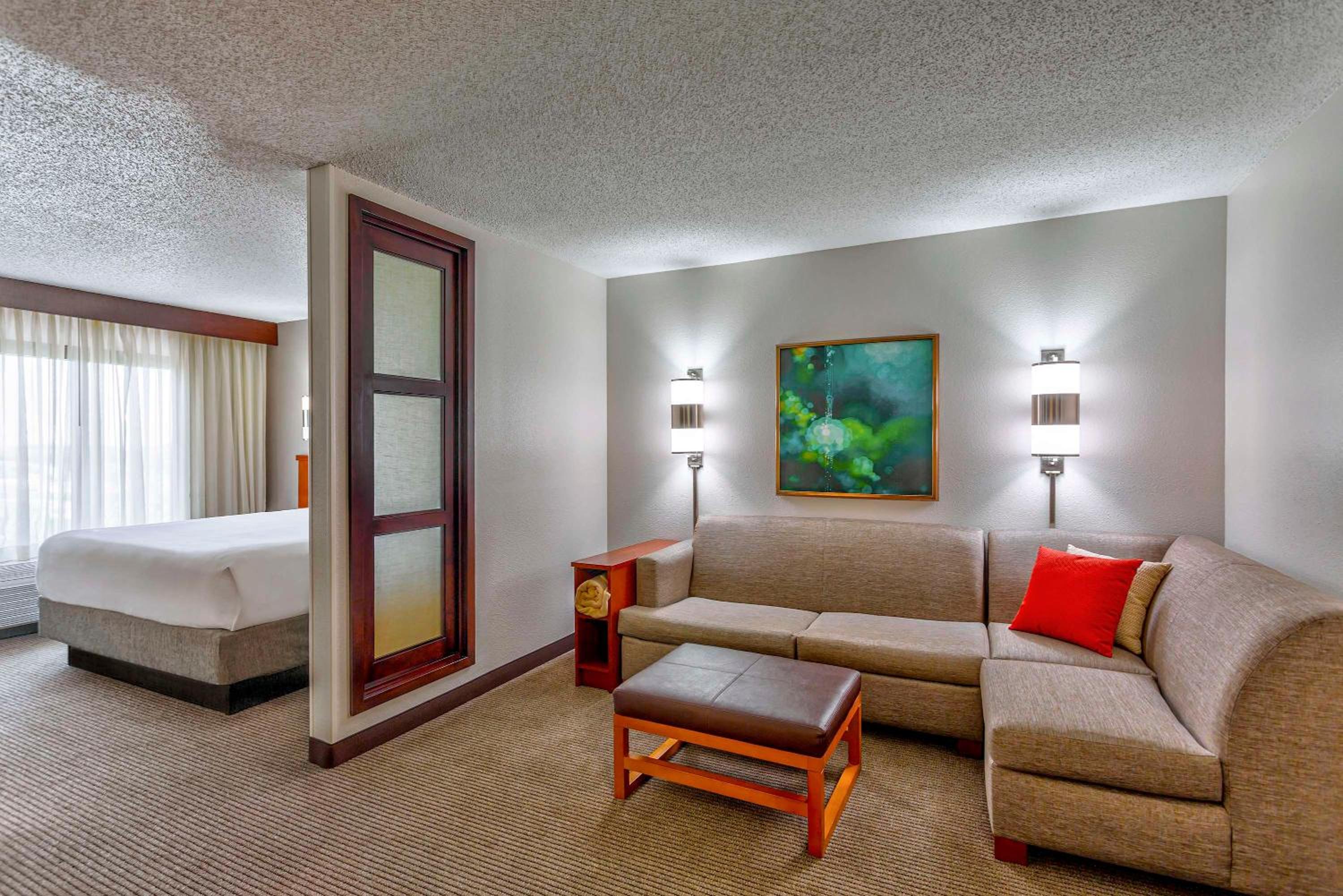 غرفة بسرير كينج مع أريكة في طابق مرتفع، Hyatt Place Kansas City/Overland Park/Convention Center 3/7