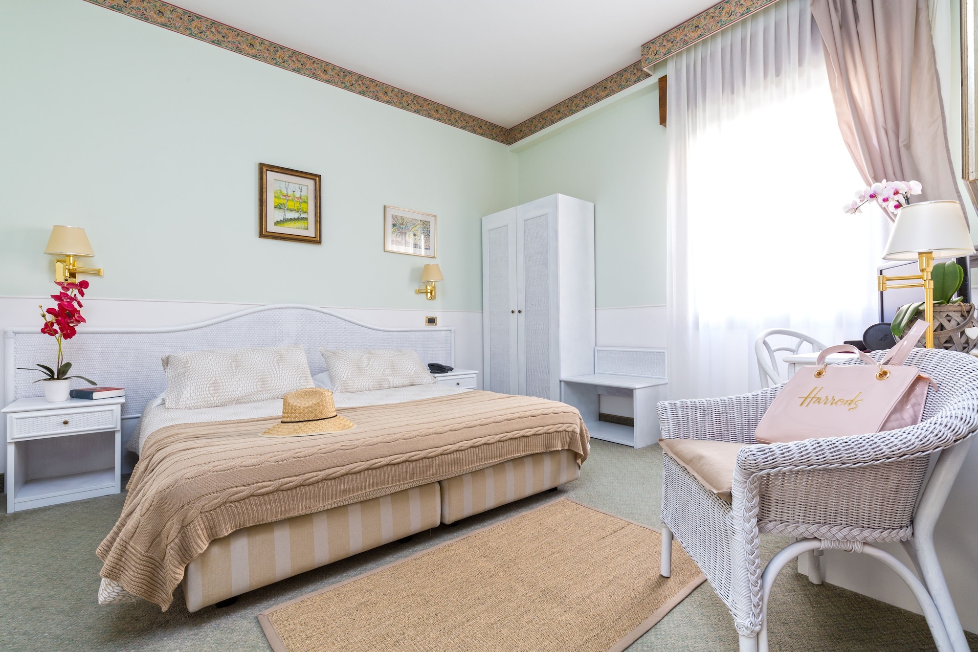 ROOM, DOUBLE OR TWIN BED