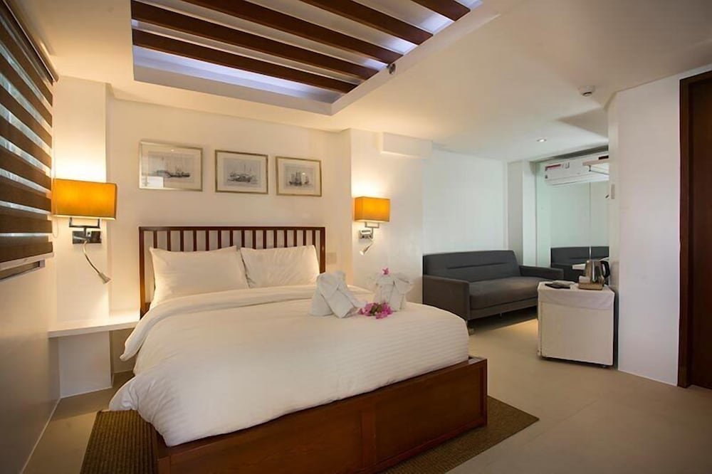SUITE, POOL ACCESS