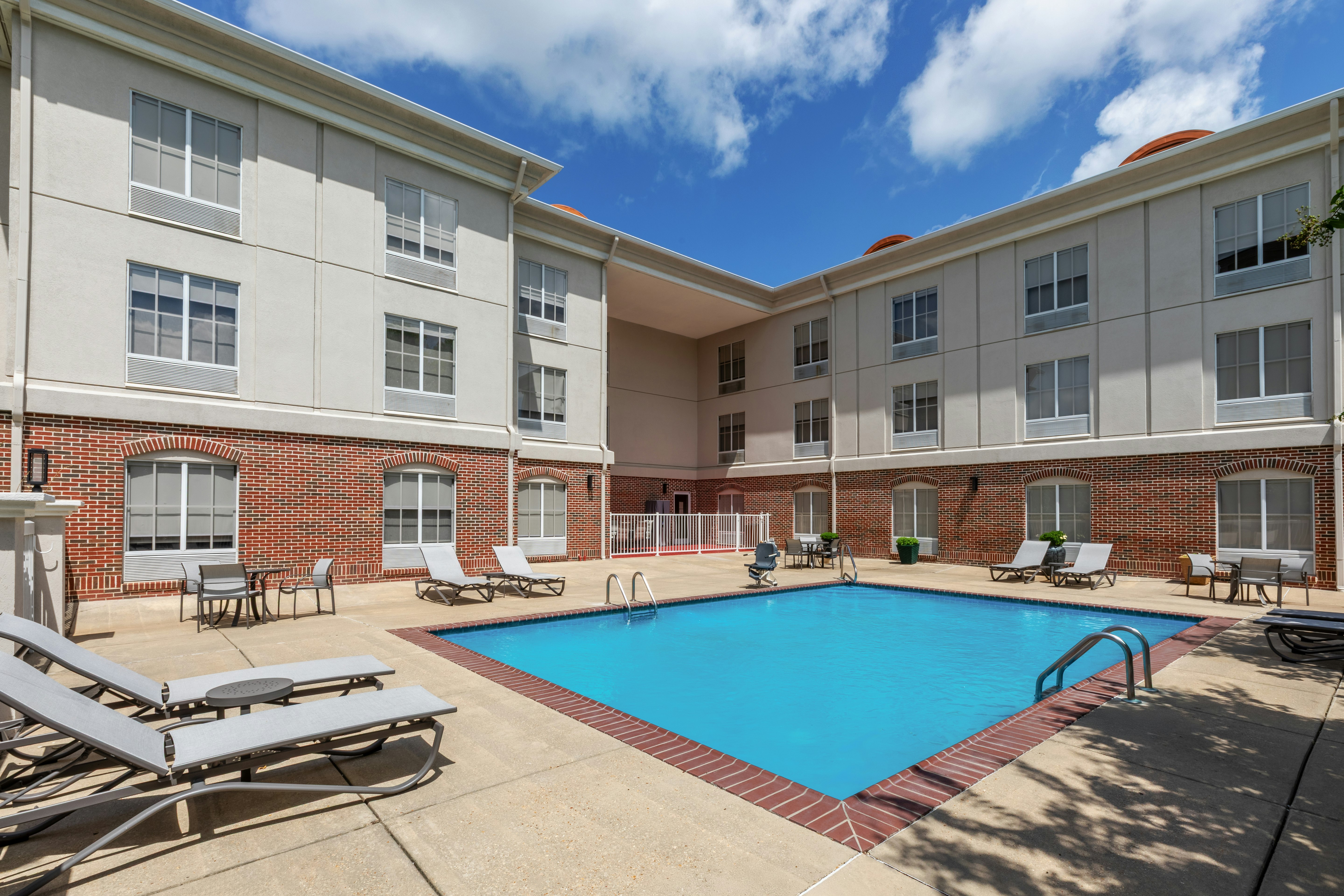 Holiday Inn Express Hotel & Suites Vicksburg 72/74
