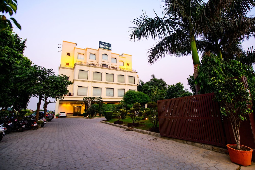 HOTEL MAJESTIC GRAND 17/18