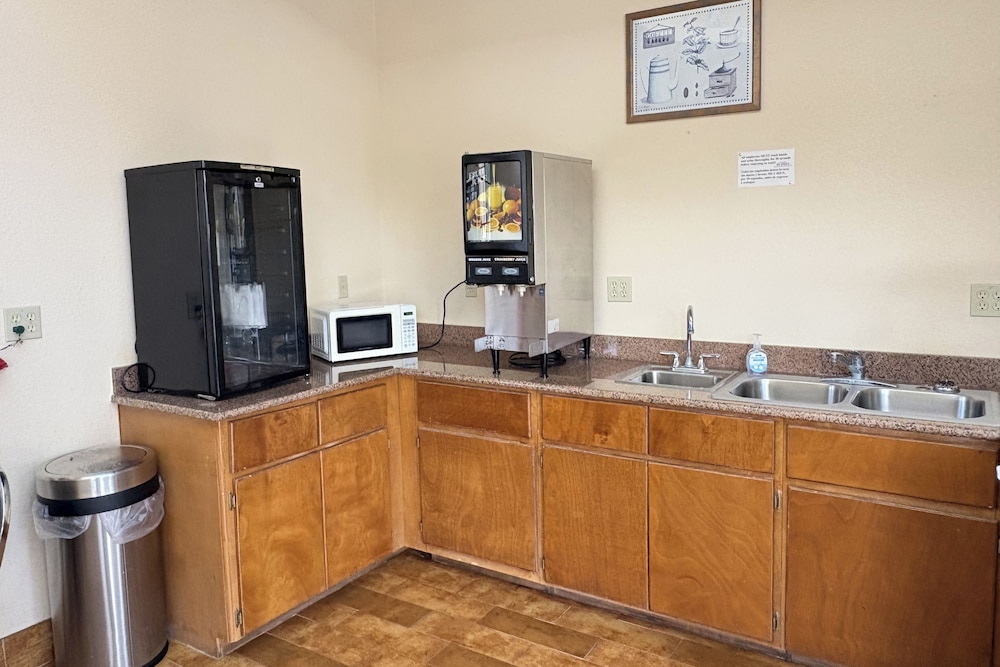 Regency Inn & Suites By Capital O Houston IAH Airport 14/66