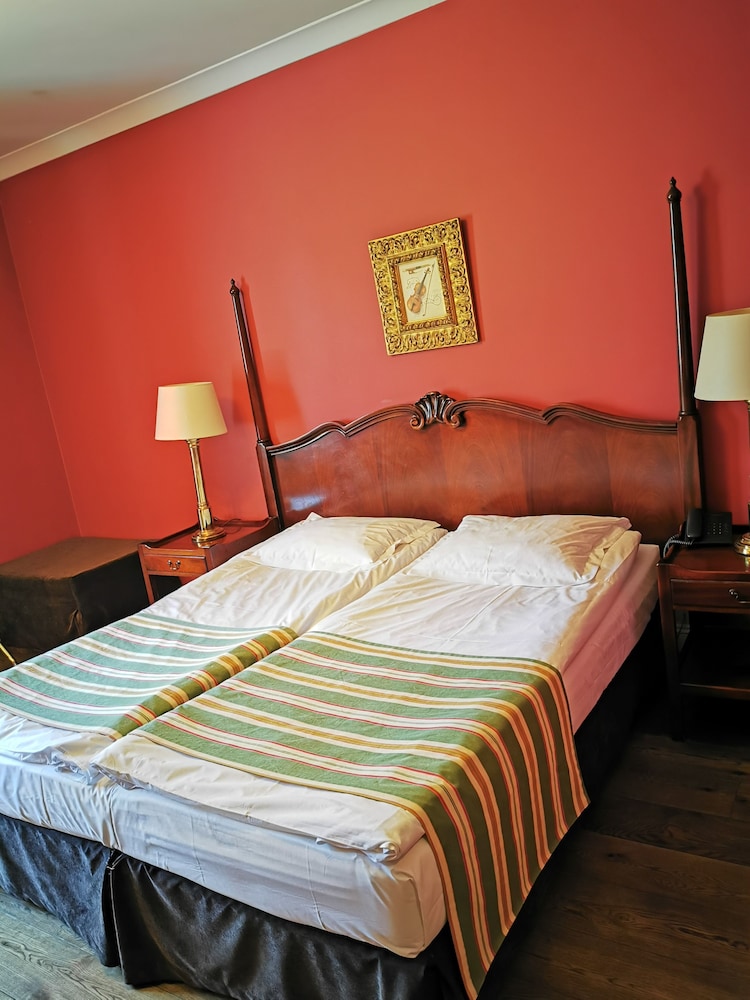 SUPERIOR, DOUBLE OR TWIN BED