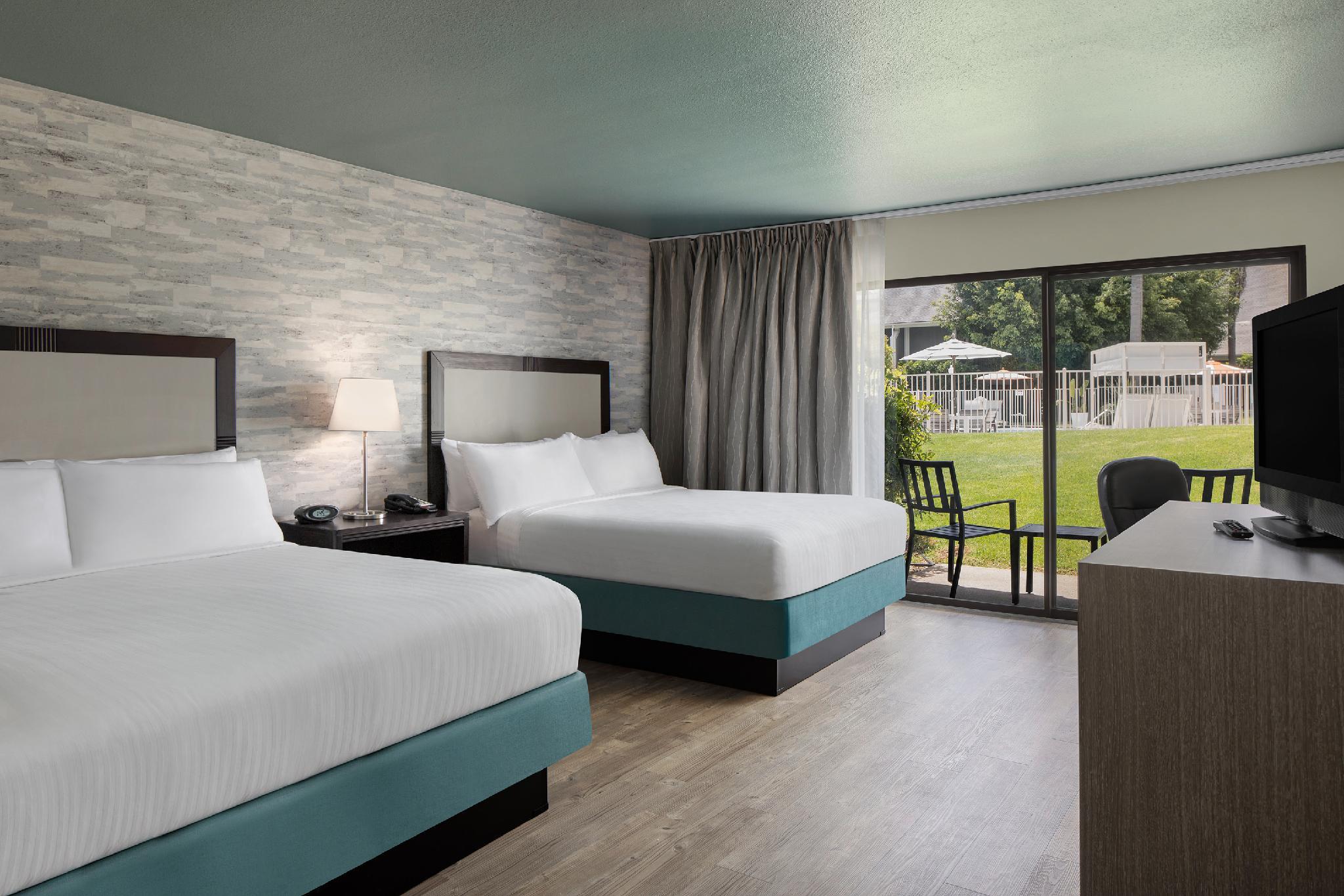 Room, 2 Queen Beds, Pool Side, Terrace