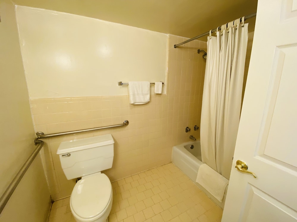Travelers Place Inn & Suites 67/73
