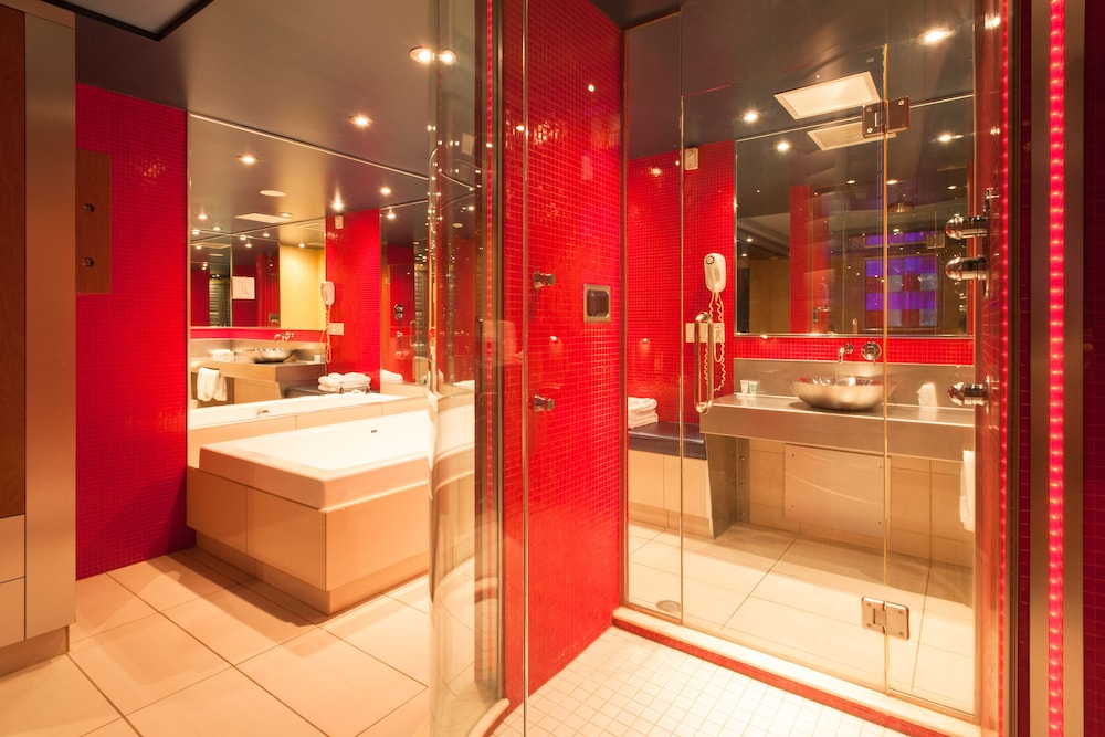 Le Chabrol Hotel Suites 66/72