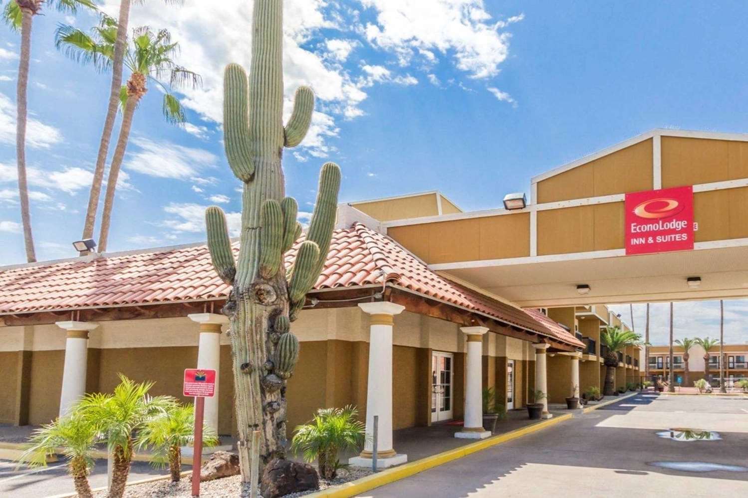 Super 8 by Wyndham Mesa Downtown Near Convention Center 18/20