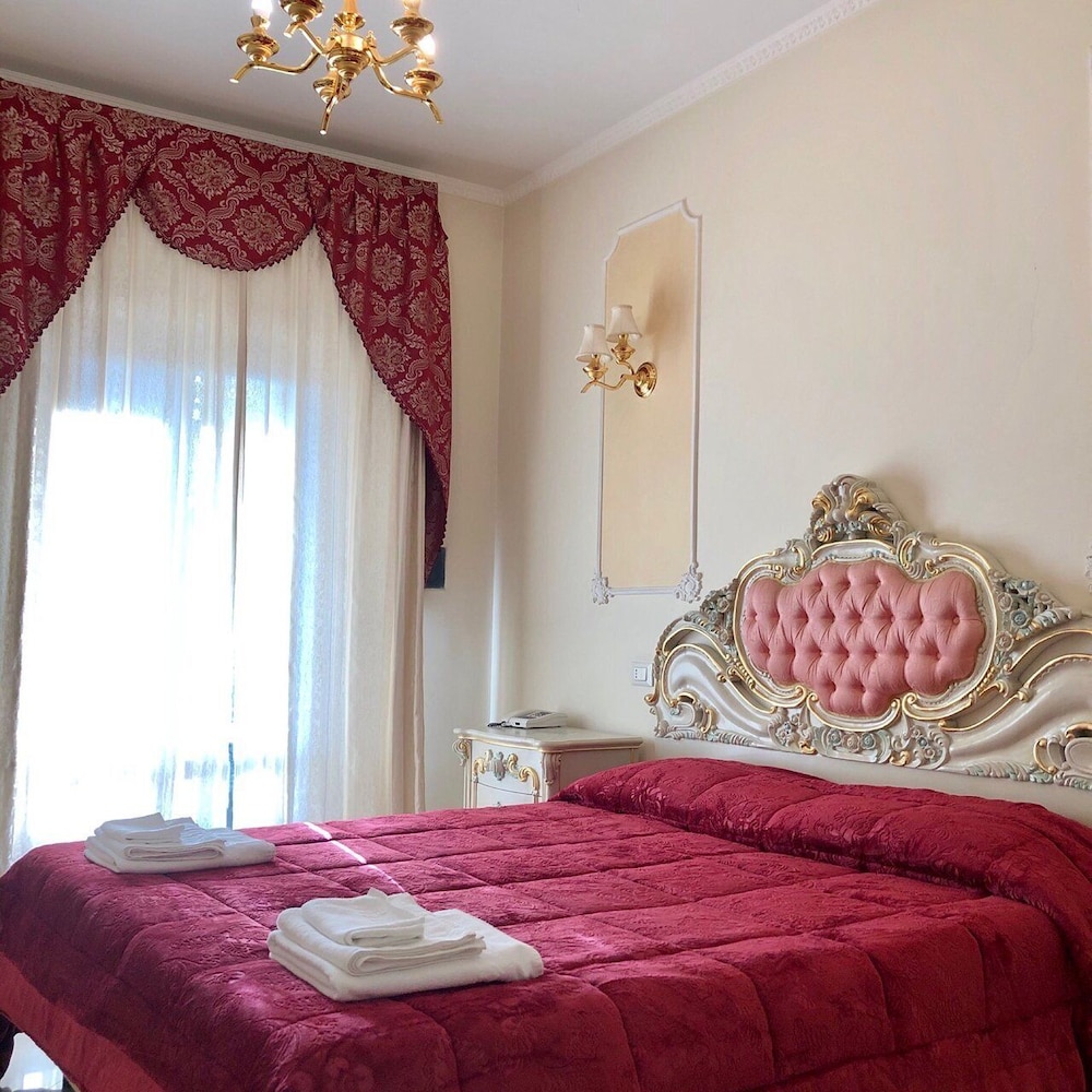 ROOM, DOUBLE OR TWIN BED