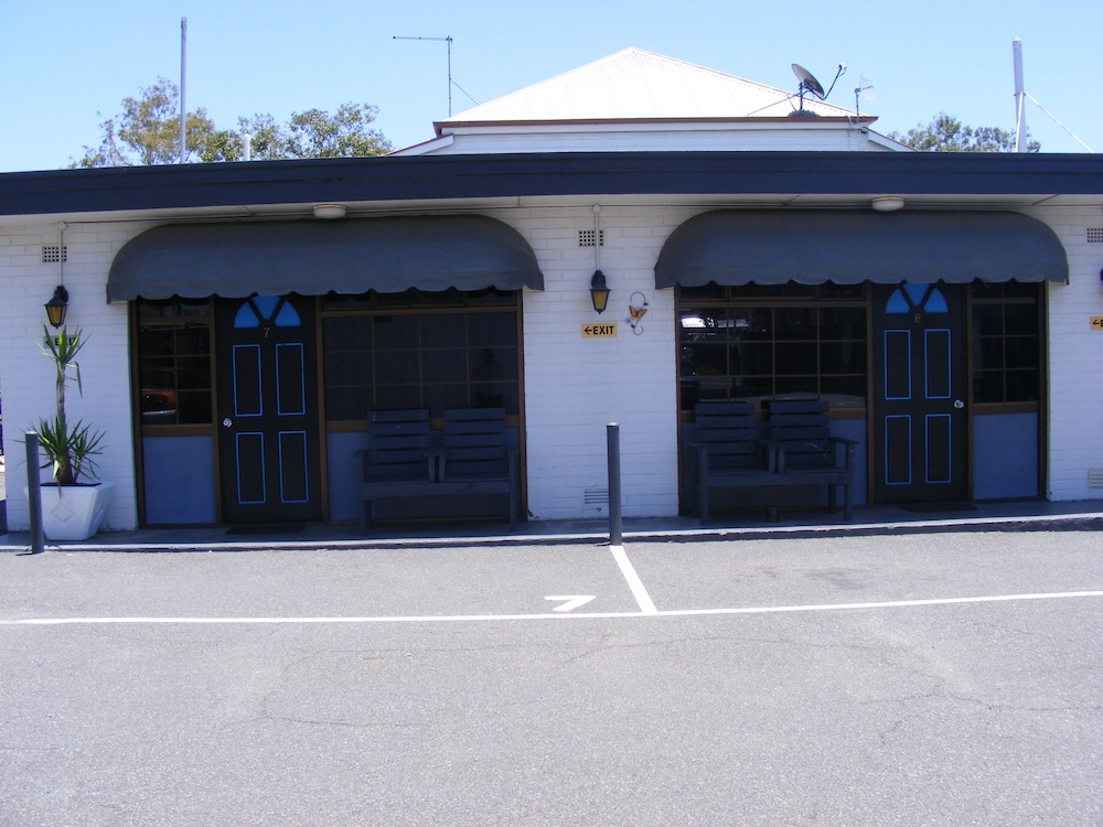 Motel Lodge 2/53