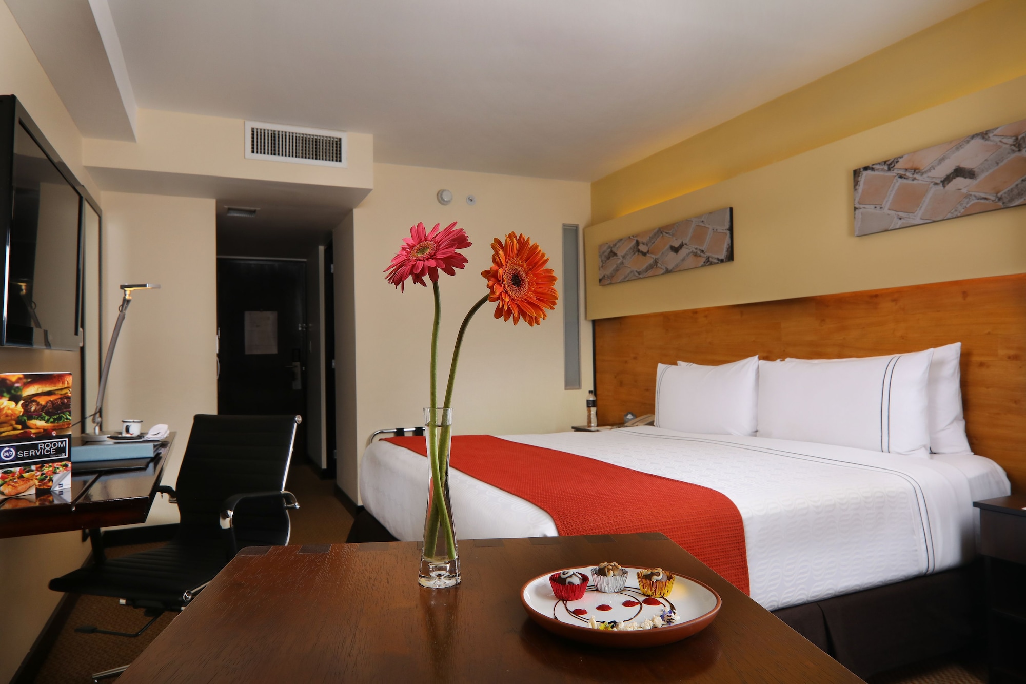 Standard, Queen Bed