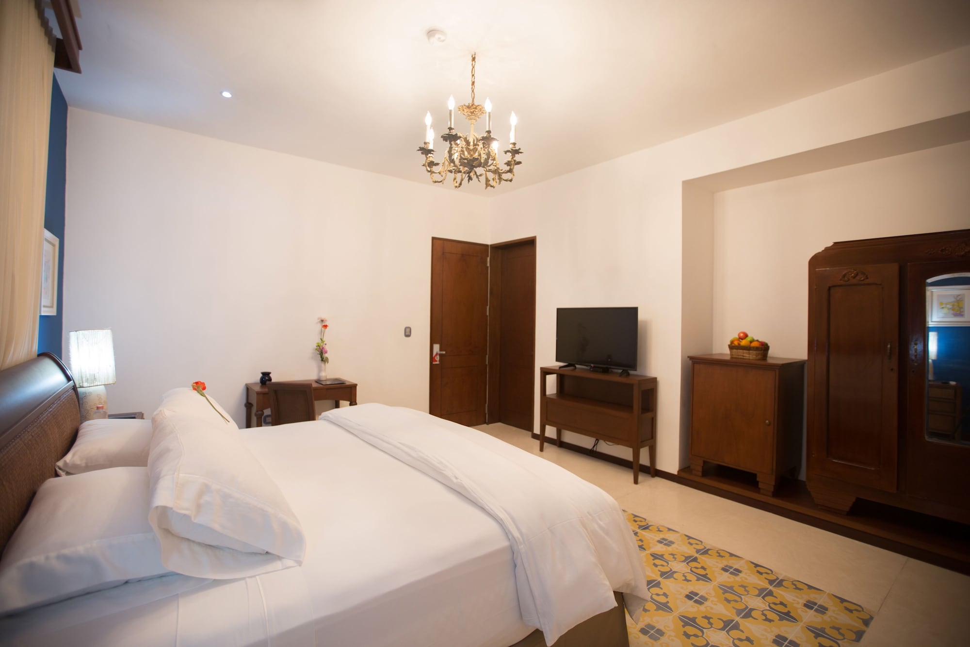 DELUXE, KING BED