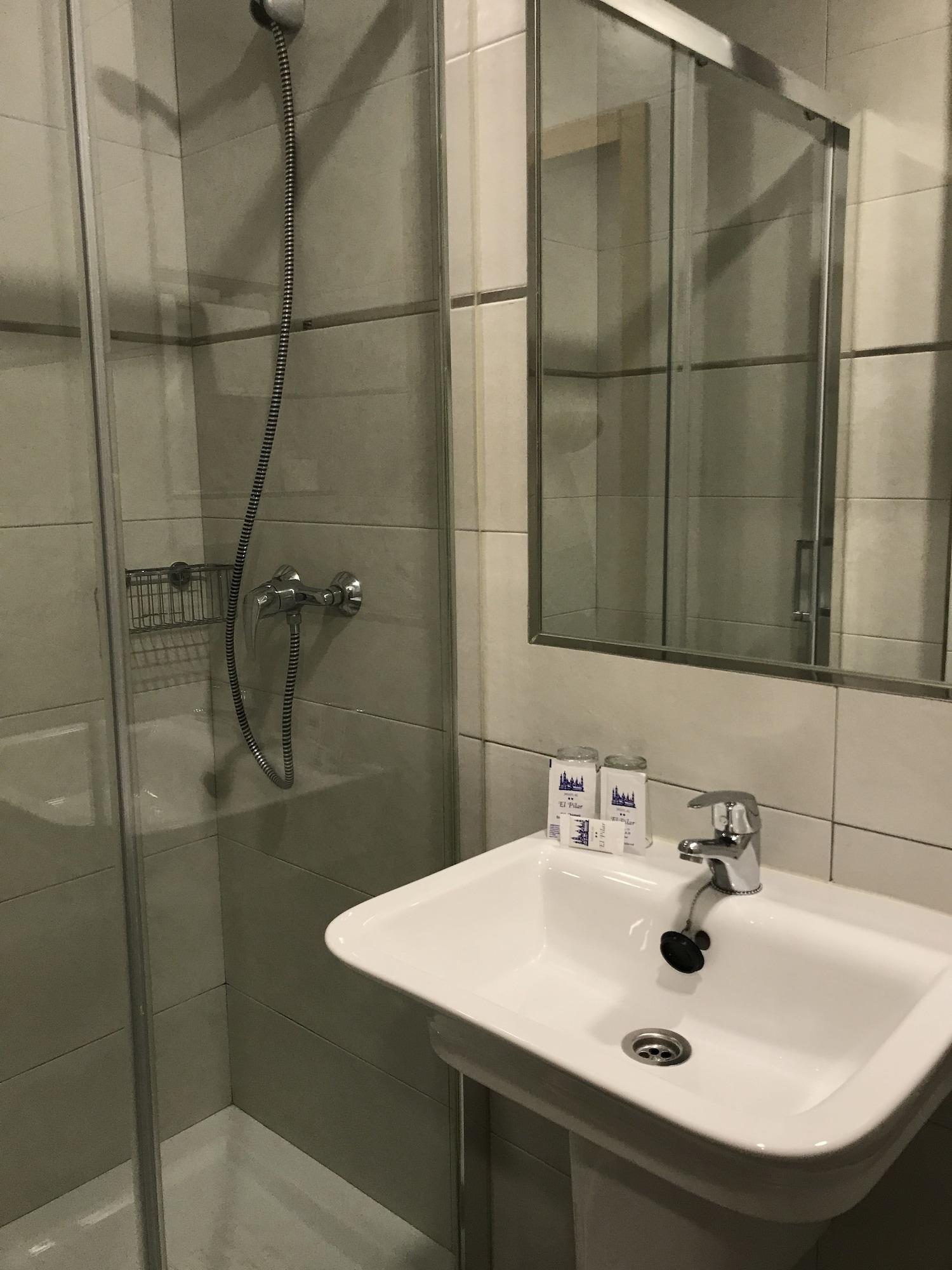 غرفة رباعية بحمام خاص، Hostal El Pilar 10/10