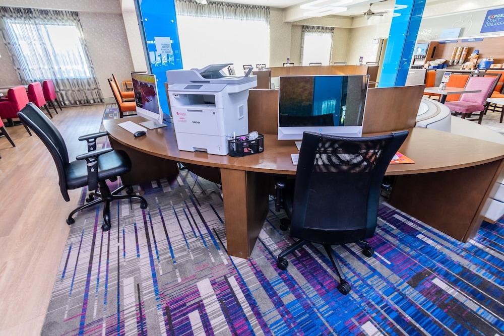Holiday Inn Express Hotel And Suites Houston East 38/50