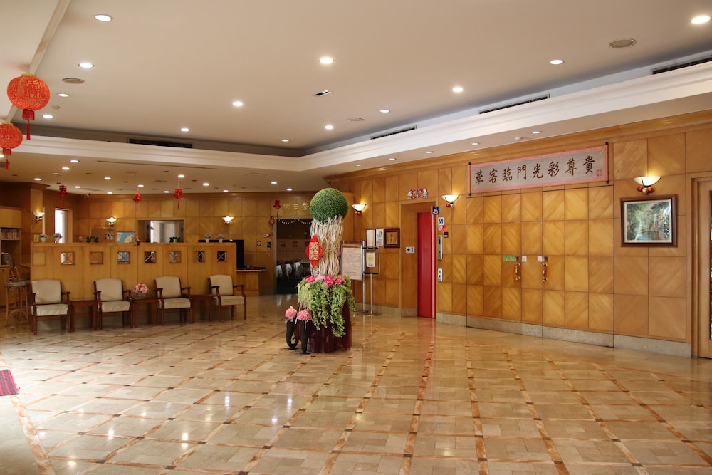 Oriental Hotel 10/50