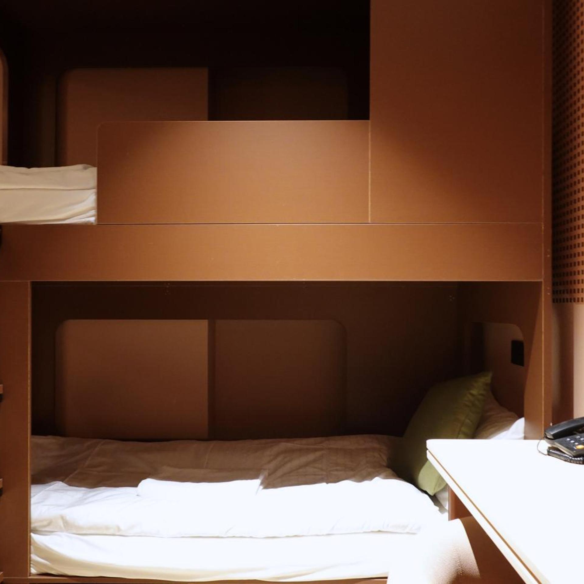 Hotel 165 18/45