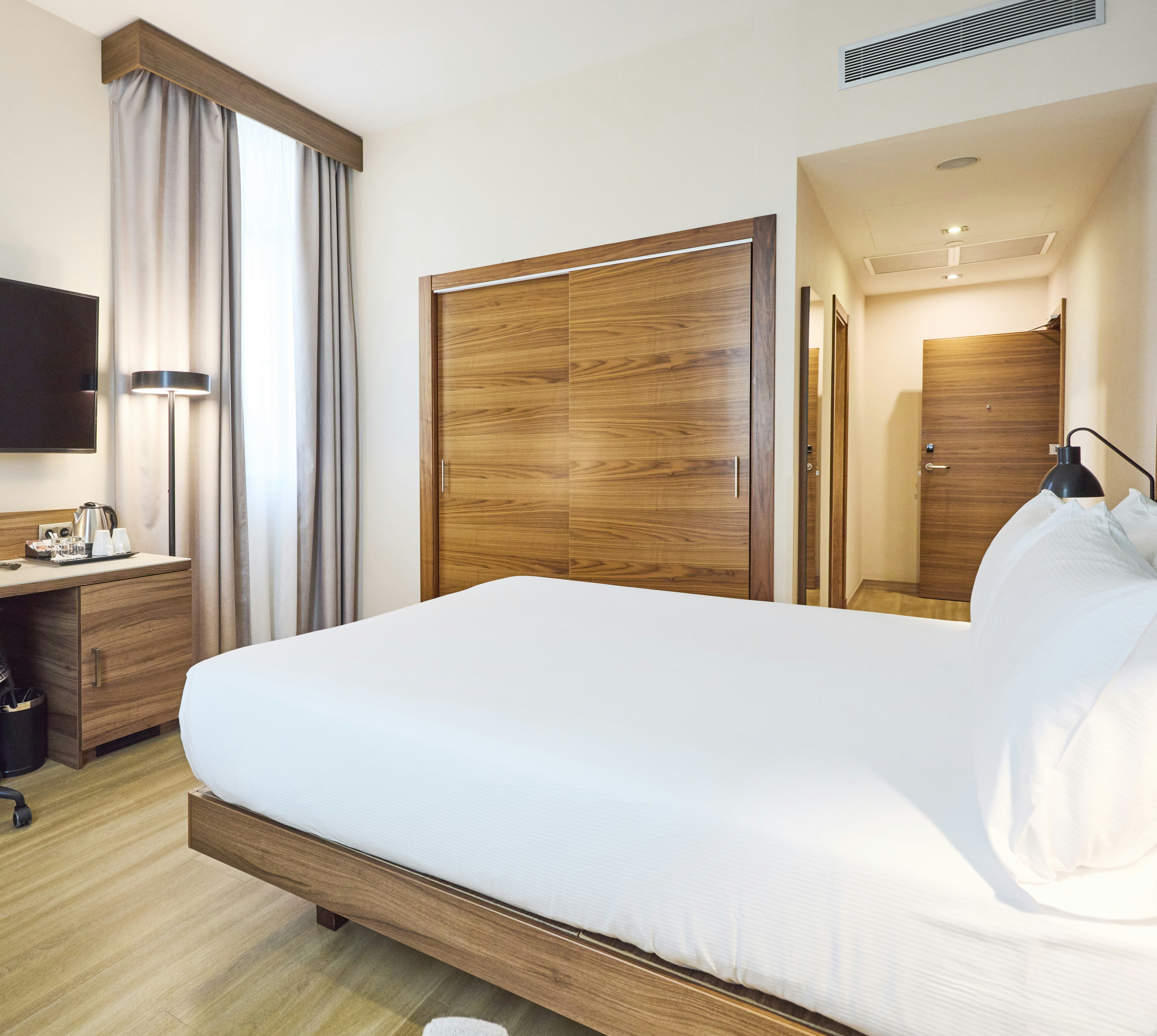 ROOM, QUEEN BED