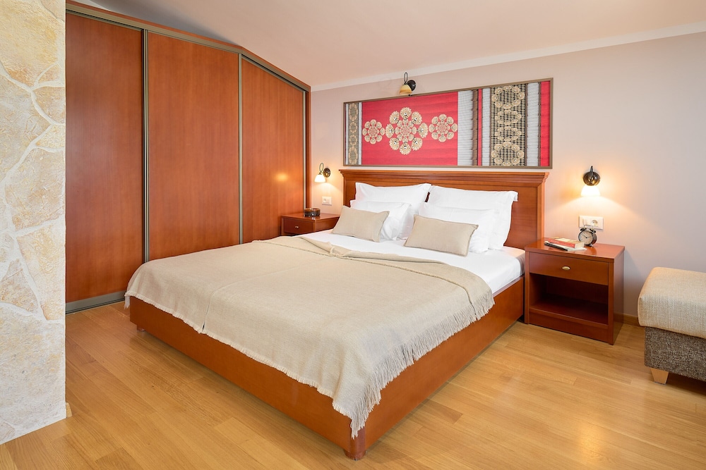 CLASSIC, TRIPLE, PARTIAL SEA VIEW