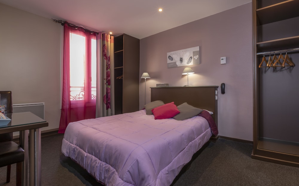 MONTSOURIS ORLEANS HOTEL 26/53