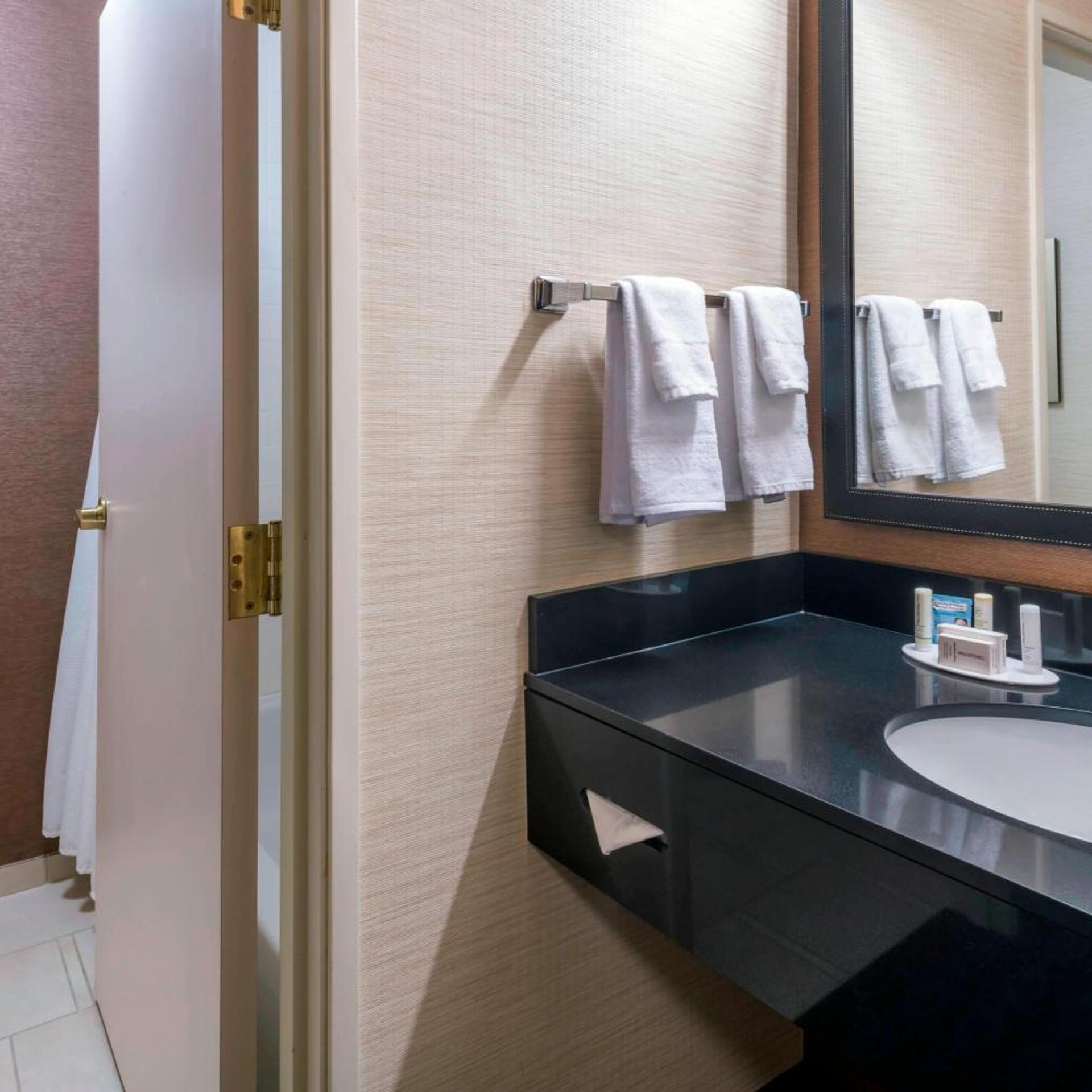 غرفة ديلوكس كبيرة بسرير كينج، Fairfield Inn Kansas City Downtown Union Hill By Marriott 2/3