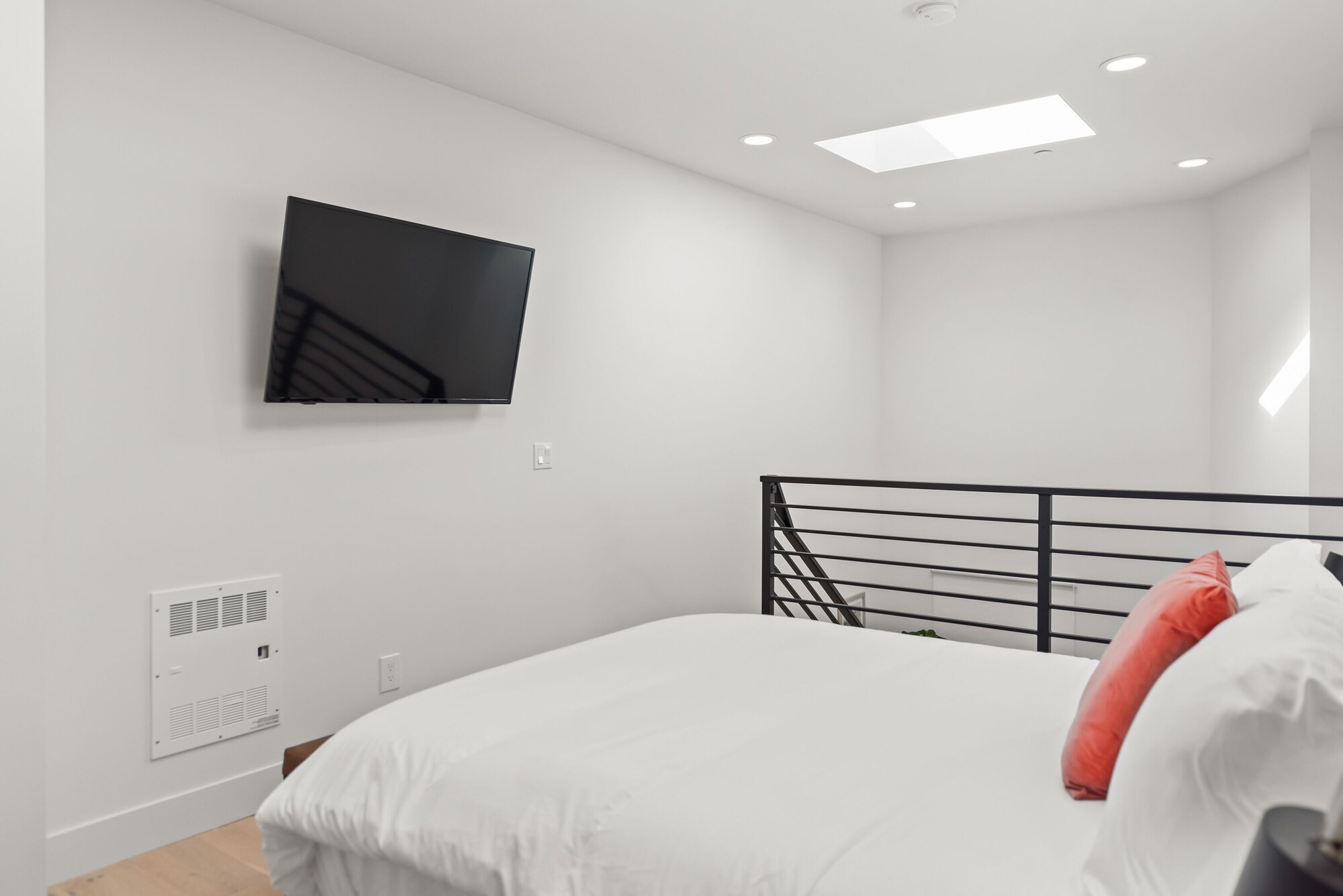 LOFT, EXECUTIVE, QUEEN BED