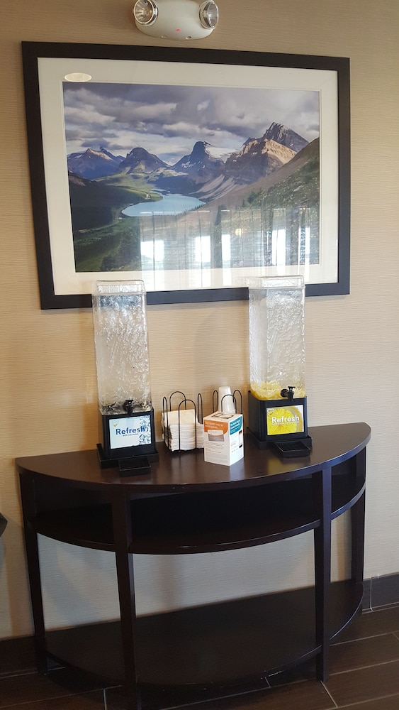 Comfort Inn & Suites Near University Of Wyoming 37/40