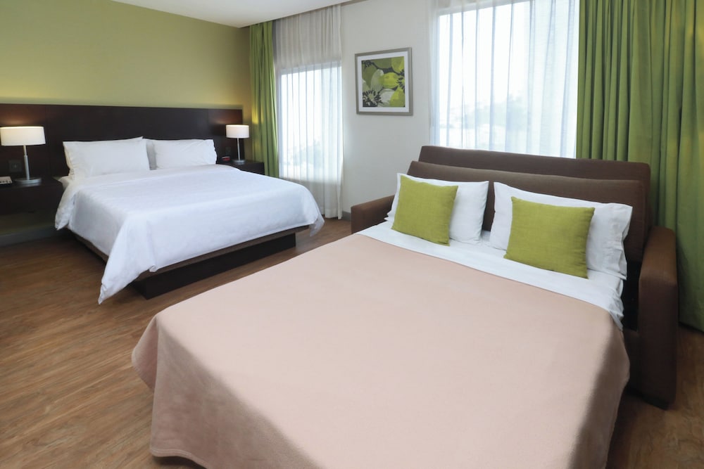 Studio, Suite, Queen Bed, Sofa, Kitchen