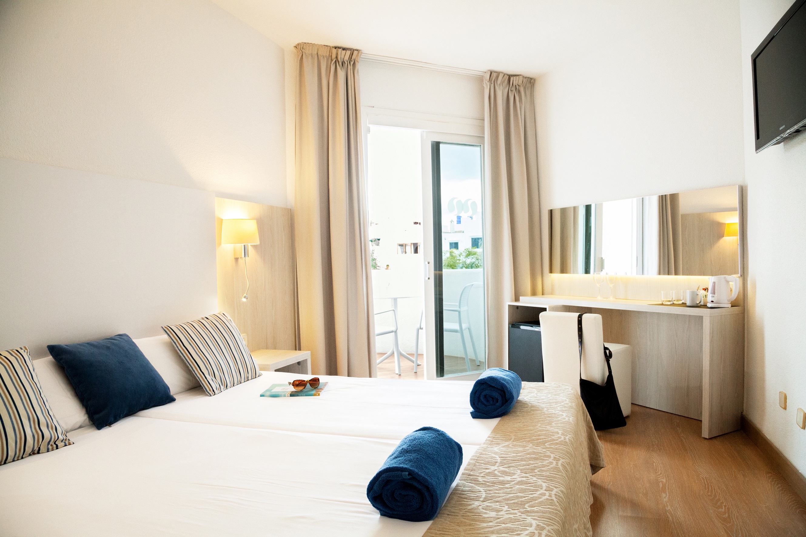 Room, Double or Twin Bed, Lateral Side Sea View